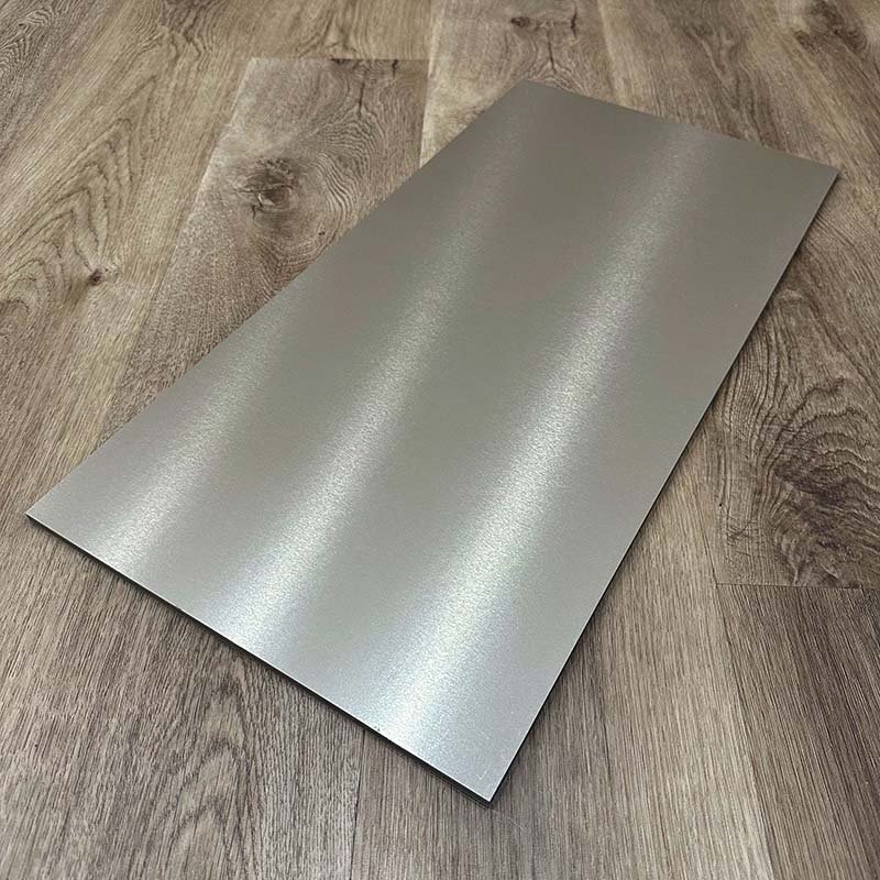 Pot fi instalate panouri de cristal de carbon pe tavane?